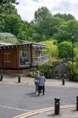 Byker, Newcastle yakınlarındaki Ouseburn Çiftliği 'ni ziyaret eden insanlar Tyne, İngiltere.