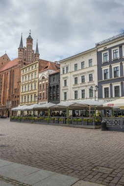 Polonya 'nın renkli binaları ve kafeleri olan Torun' daki tarihi Eski Şehir 'in ana meydanının dikey görüntüsü.