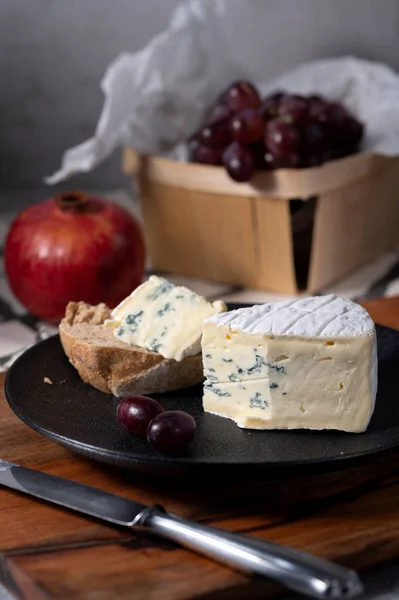 刨花板上的淡蓝色奶酪盘 — 图库照片
