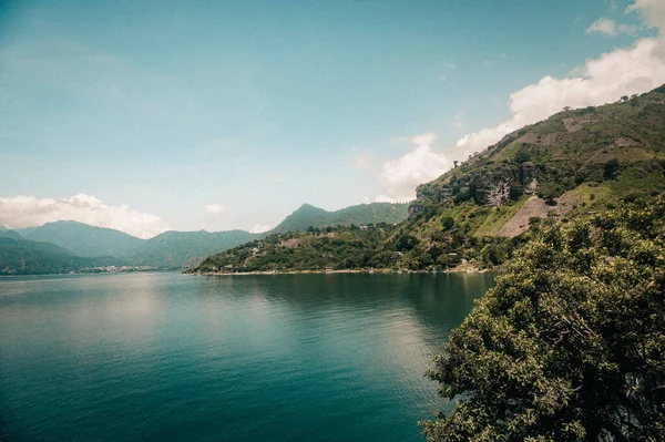 Bulutlu bir günde Atitlan Gölü 'nün arka planda çekilmiş bir fotoğrafı..