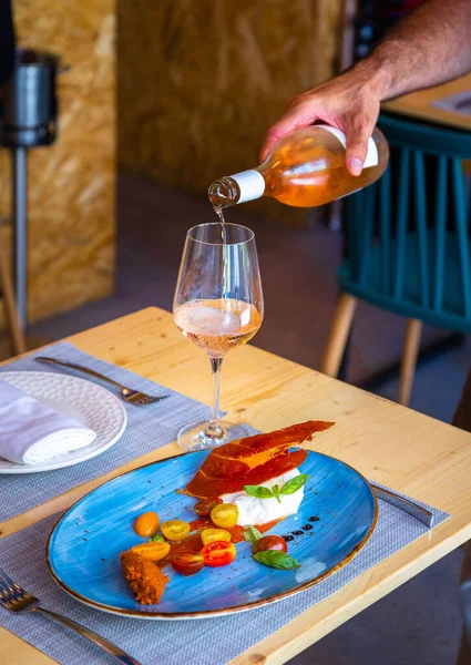 Vertikal Bild Vackert Serverad Maträtt Och Ett Glas Vitt Vin — Stockfoto