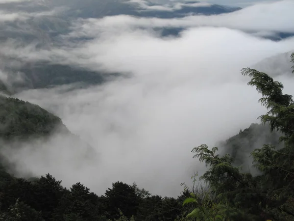 Une Belle Scène Avec Des Nuages Blancs Duveteux Sur Montagne — Photo