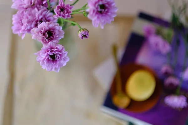 ぼやけた背景に紫色の花のトップビュー — ストック写真