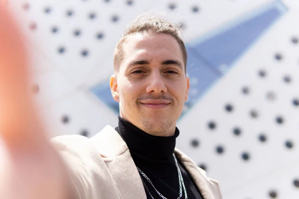 Retrato Jovem Árabe Hispânico Sorrindo Tirando Uma Selfie Com Smartphone — Fotografia de Stock