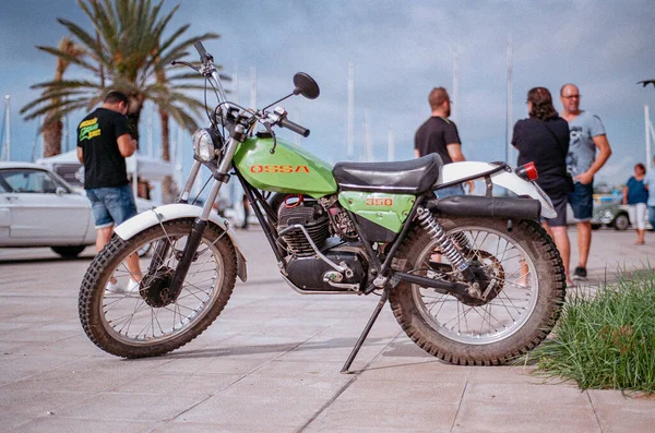 Sokakta Yeşil Motosiklet Ossa Mar Yolu 350 — Stok fotoğraf