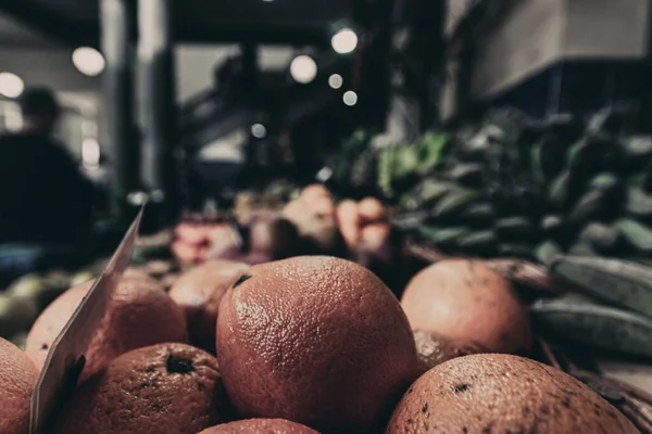 Enfoque Selectivo Una Fruta Naranja Brillante Una Capa Mercado Solar —  Fotos de Stock