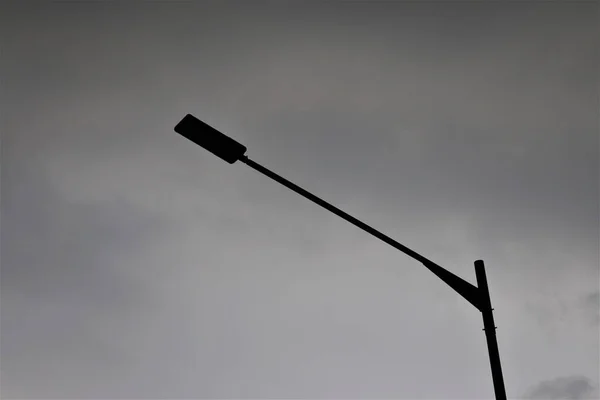 Silhouet Van Straatverlichting Tegen Stormachtige Luchten Stemmige Foto Van Straatlicht — Stockfoto