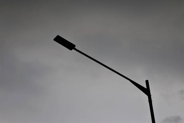 Silueta Luces Calle Contra Cielos Tormentosos Foto Mal Humor Luz — Foto de Stock