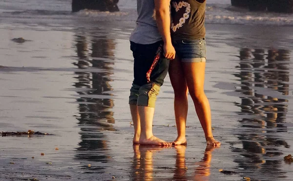 Los Pies Una Joven Pareja Abrazada Pie Una Playa Húmeda — Foto de Stock