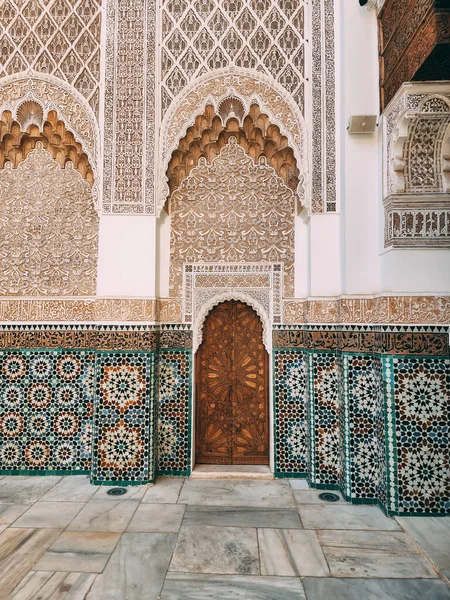 Вертикальный Снимок Традиционной Архитектуры Школе Ибн Юсеф Марракеш Марокко — стоковое фото