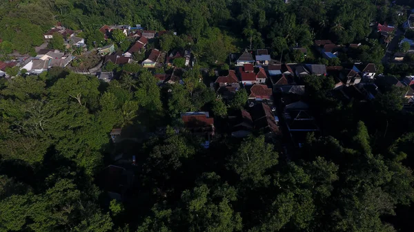 Ormanın kıyısındaki bir köyde rahat bir doğal hisle yaşamak için bir yer.