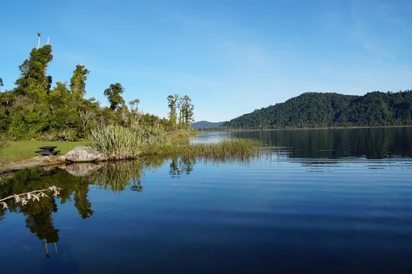 Paysage Naturel Paysage Lac Calme Avec Des Reflets Ciel Bleu — Photo