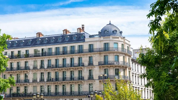 Παρίσι Χαρακτηριστικές Προσόψεις Και Δρόμος Όμορφα Κτίρια Στη Μονμάρτη — Φωτογραφία Αρχείου