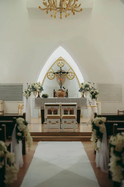 Plano Vertical Del Altar Iglesia Decorado Para Una Boda —  Fotos de Stock