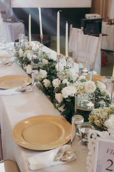 美しい結婚式のテーブルセッティングの垂直ショット — ストック写真