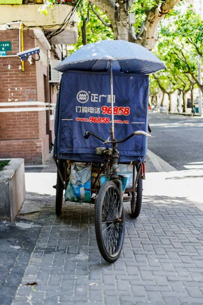 Primer Plano Una Bicicleta Reparto Estacionada Calle Shanghai — Foto de Stock