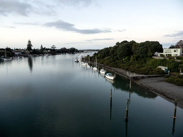 Tamaki Nehri 'nin (Auckland, Yeni Zelanda) demirli tekneleriyle hava manzarası. Stok fotoğrafı.