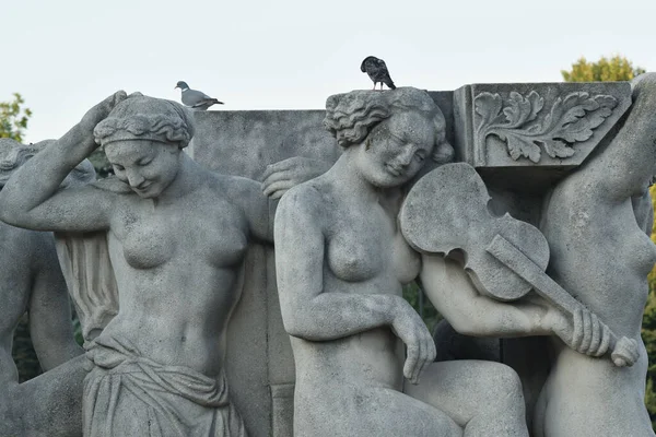 法国巴黎特罗卡德罗宫附近的一个弹奏乐器和跳舞的女神像 — 图库照片