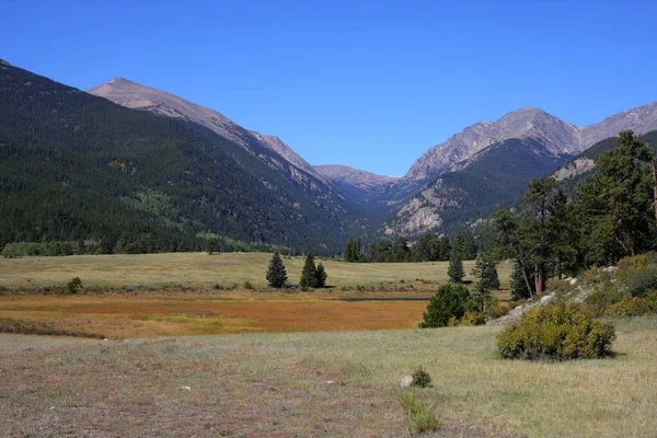 Una Vista Panorámica Valle Con Montañas Boscosas Fondo Bajo Cielo —  Fotos de Stock