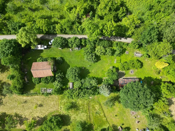 Yeşil ağaçlarla çevrili kırsal evlerin havadan görünüşü