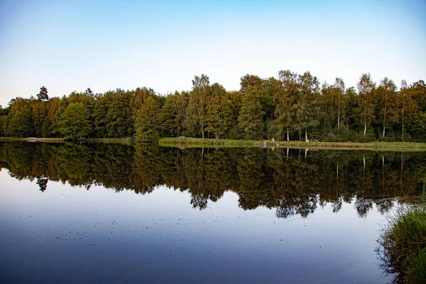 Uma Bela Paisagem Natural Vista Lago Calmo Com Reflexo Das — Fotografia de Stock