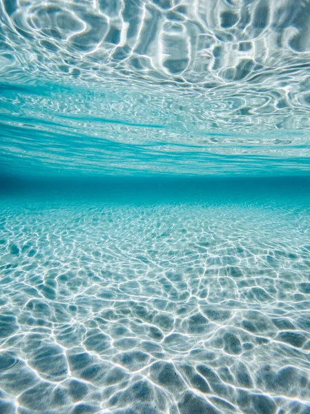 Hipnotyzujące Ujęcie Błękitnego Oceanu Pod Wodą — Zdjęcie stockowe