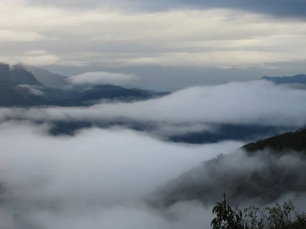 Nuvens Brancas Densas Cobrindo Yushan Mountain Taiwan — Fotografia de Stock