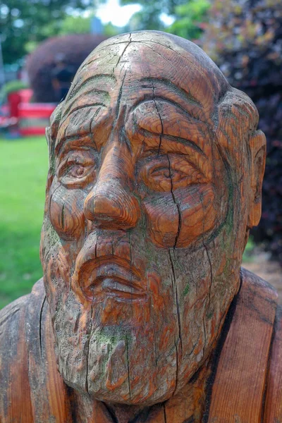 Крупный План Старой Деревянной Скульптуры Лысого Бородатого Старика — стоковое фото