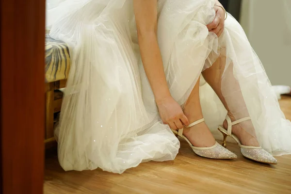 Closeup Shot Bride Bridal Dress Fastening Her Wedding Shoe — Stock Photo, Image