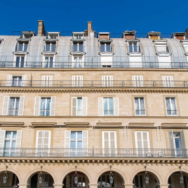 Paryż Piękna Ulica Rivoli Typowa Fasada Okna — Zdjęcie stockowe