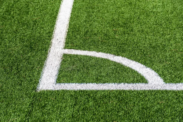 Крупный План Белого Спрея Раскрашенного Угол Футбольном Поле Искусственным Покрытием — стоковое фото