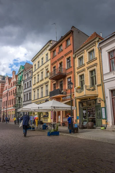 Vertikální Záběr Lidí Procházejících Před Obchody Pod Tradičními Budovami Polském — Stock fotografie