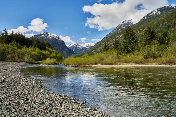 Bir Dağ Nehri Manzarası Uzak Kar Kaplı Dağlar Parlak Bir — Stok fotoğraf