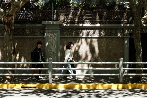 Μια Ομάδα Ανθρώπων Που Περνούν Από Ένα Πεζοδρόμιο Στη Σαγκάη — Φωτογραφία Αρχείου