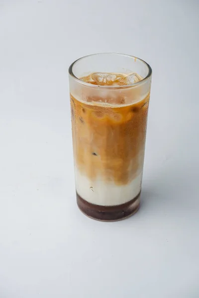 Ein Vertikaler Schuss Frischen Milchkaffees Auf Einem Glas Voll Eis — Stockfoto