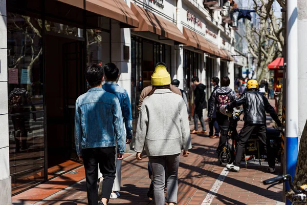 Şangay, Çin sokaklarında yürüyen insanların arka planı.