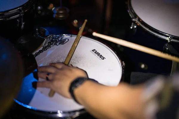 ニューヨークのロックウッド ミュージック ホールでのジャズ パフォーマンスでドラムを演奏するミュージシャンの手のクローズアップ — ストック写真