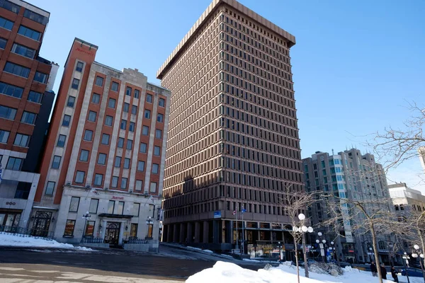 冬のPatinoire Place Youville近くのケベックのダウンタウンの都市風景 — ストック写真