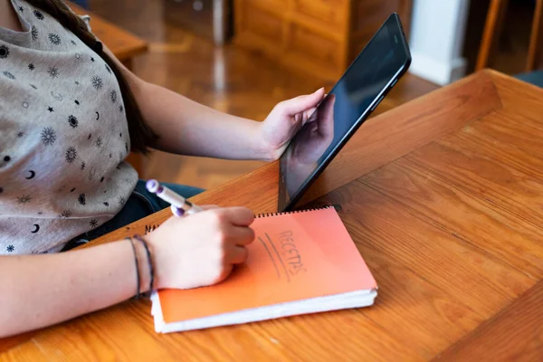 Tomar Notas Receitas Alimentos Sobremesas Com Tablet Caneta Caderno — Fotografia de Stock