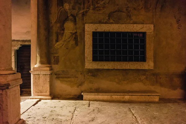 Una Vieja Ventana Rejilla Una Antigua Pared Con Pinturas Religiosas — Foto de Stock