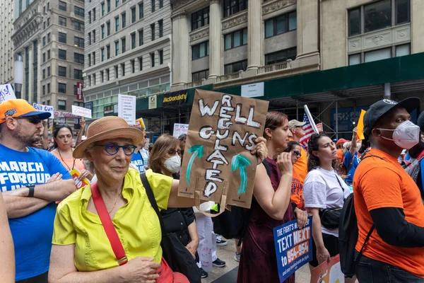 Silahları protesto eden büyük bir kalabalık. Brooklyn 'deki Cadman Plaza' dan Brooklyn Köprüsü üzerinden New York 'a yürüyorum. Hayatımızın üzerinden yürü Protesto et.
