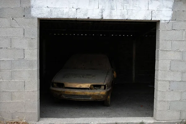 Viejo Coche Dañado Estacionado Garaje Oscuro Durante Día — Foto de Stock