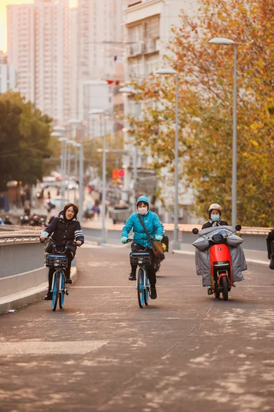 Pionowe Ujęcie Ludzi Jeżdżących Motocyklami Szanghaju Chiny — Zdjęcie stockowe