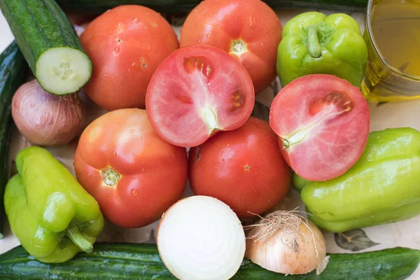 Köy salatası için malzemeler, yaz kadar ferahlatıcı ve lezzet dolu bir salata! Bu bir yaz sebze koleksiyonu, horiatiki salata.