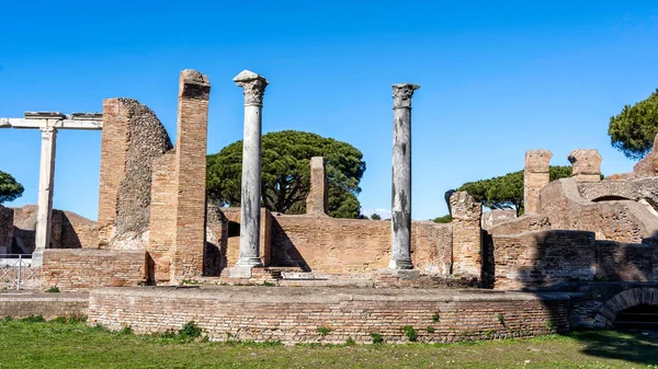 Ostia Antica, antik Roma liman şehrinin bulunduğu modern Ostia kasabasına yakın büyük bir arkeoloji alanıdır..