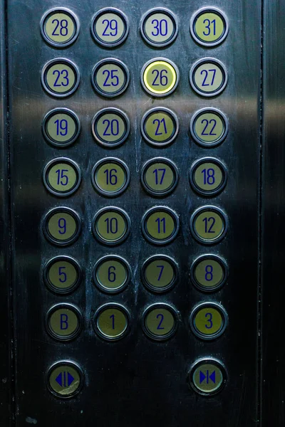 Asansör zemin düğmelerinin dikey görüntüsü.