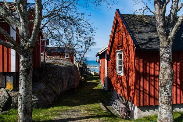 Gölün kıyısındaki birkaç kırmızı eve yakın çekim.