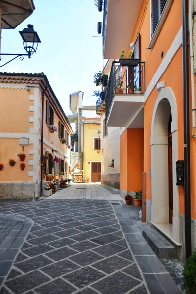 İtalya 'nın Salerno eyaletindeki bir ortaçağ köyü olan Teggiano' nun eski evleri arasında dar bir sokak..