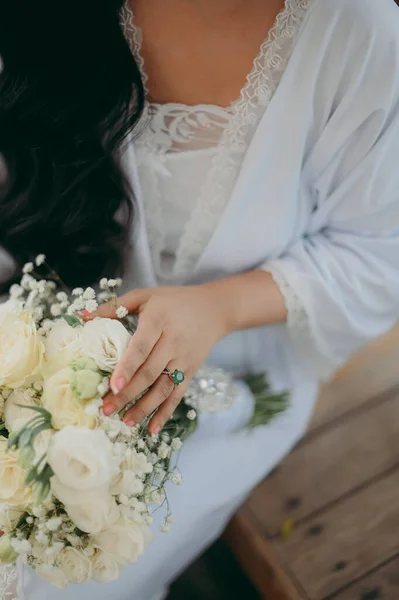Tiro Vertical Noiva Segurando Seu Lindo Buquê Com Flores Brancas — Fotografia de Stock