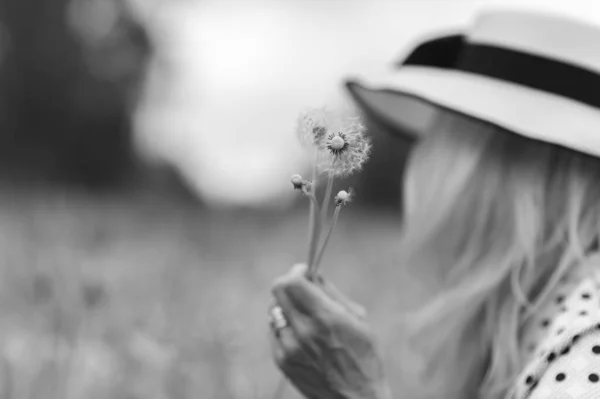 Grayscale Beautiful Blonde Woman Wearing Hat Dandelion Field — Stock Photo, Image